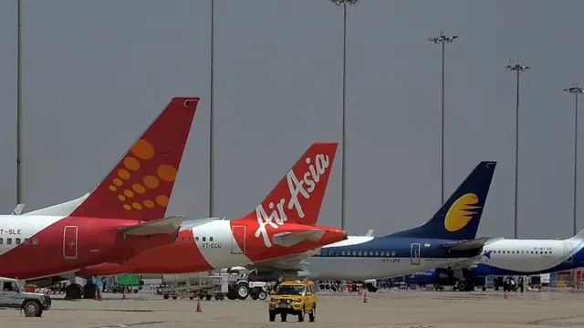 'கடத்தலுக்கு உடந்தையாக இருந்த அதிகாரிகள் கைது'