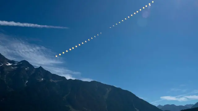 Ross Lake, Washington: NASA'nın dağıttığı bu fotoğrafta, güneş tutulmasının farklı evreleri görülüyor. Bu fotoğraf, farklı fotoğrafların birlikte pozlanmasıyla oluşturuldu.