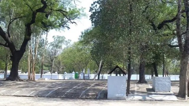 மசூதியை பாதுகாக்கும் இந்துக் குடும்பம்