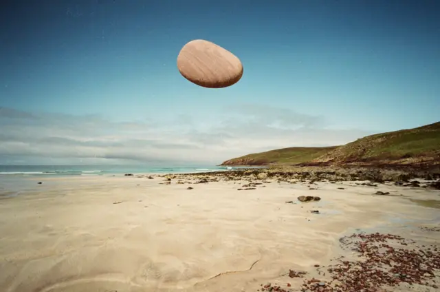 இந்தப் பாறைகள் அந்தரத்தில் நிற்பது எப்படி