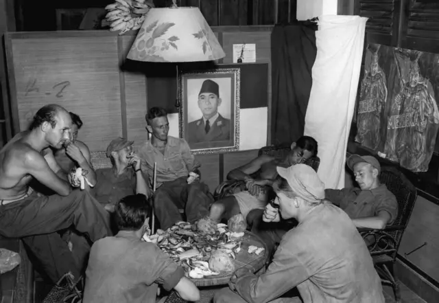 Tentara Belanda bersantai di waktu senggang di sebuah bangunan hotel di kota Lumajang, 22 Juli 1947.