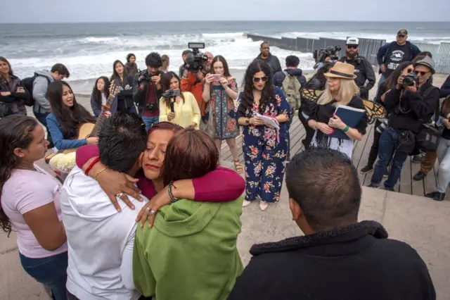 Personas en la frontera entre México y Estados Unidos
