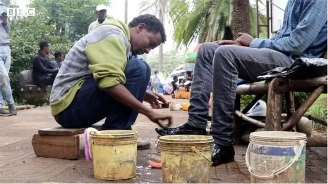 బూట్లు తుడుస్తున్న చెకొలె