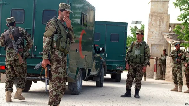 हमले के बाद घटनास्थल के पास तैनात अफगान सैनिक.