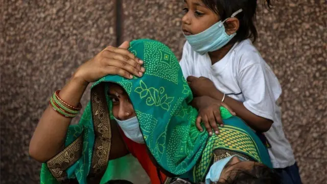 બાળકો સાથે માતા