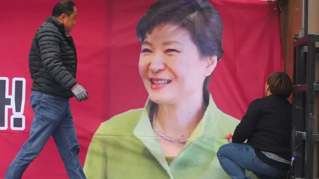 плакат з обличчям Пак Кин Хе