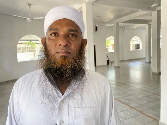 అక్బర్ జుమా మసీదు ఇమామ్ రిఫ్ఖాన్