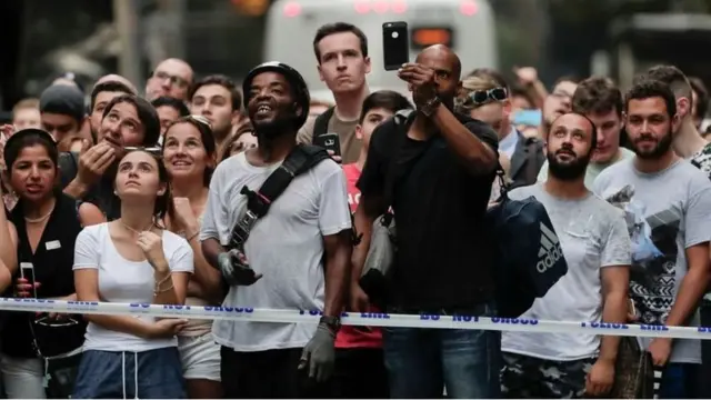 Umati wa watu ukishuhudia polisi wakimuondoa