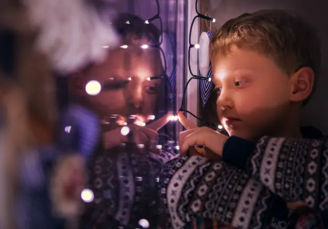 niños miran la ventana