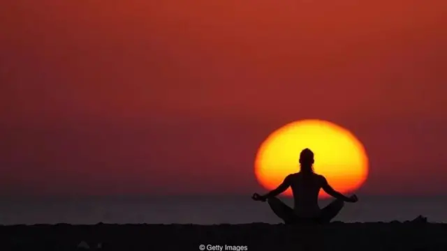 ధ్యానం చేస్తున్న యువతి