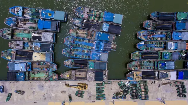 海南瓊海潭門中心漁港大批漁船回港停靠休漁(中新社圖片1/5/2017)