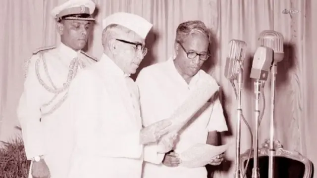 મુખ્ય મંત્રી તરીકે શપથ લેતા નમ્બૂદરીપાદ