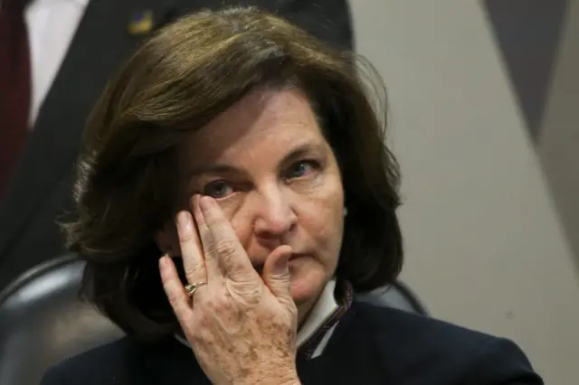 Raquel Dodge leva o dedo indicador ao olho direito