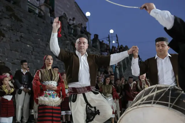 Kulminaciju predstavlja izvođenje teškota, možda najpoznatijeg makedonskog ora ali i najtežeg za izvođenje. Ovaj tip plesa koji danas predstavlja neizostavni deo makedonskog folklora potiče upravo iz mijačkih sela a simbolizuje prolazak kroz životne teškoće i nostalgiju pečalbara prema rodnom kraju.