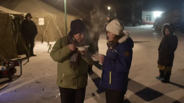 Оставшиеся в Авдеевке жители приходят на пункты раздачи пищи