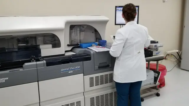 Una profesional médica operando equipo