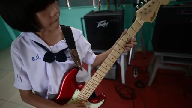 ครูน้อย 'ครูขาร็อก' ผู้เปิดโลกดนตรีของเด็กประถม จ.อยุธยา