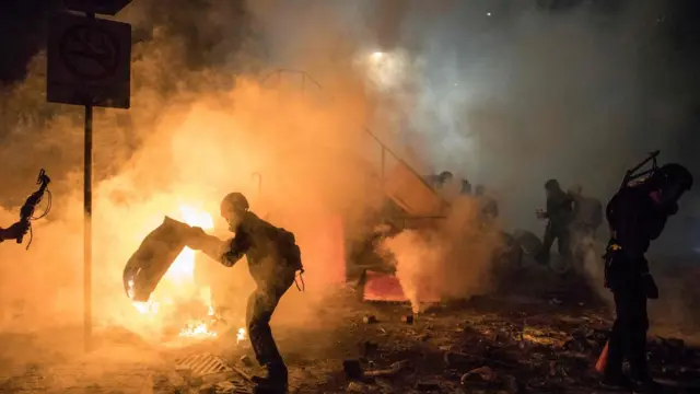 ผู้ประท้วงจุดไฟเผา