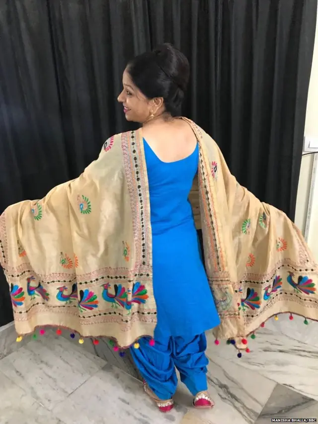 ਪੰਜਾਬ ਦੀ ਮਸ਼ਹੂਰ ਨਾਟਕਕਾਰ ਅਤੇ ਅਦਾਕਾਰਾ ਅਨੀਤਾ ਸ਼ਬਦੀਸ਼ ਤੋਂ ਵਿਦੇਸ਼ ਵਿੱਚ ਕਈ ਲੋਕ ਪਟਿਆਲਾ ਸ਼ਾਹੀ ਸਲਵਾਰ ਮੰਗਵਾਉਂਦੇ ਹਨ