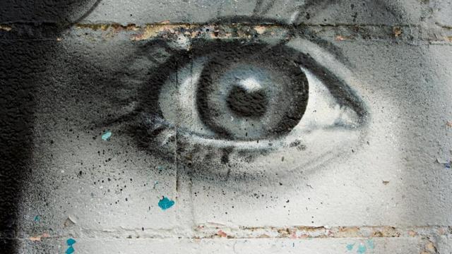 Некоторые исследователи заметили, что нарисованных на стене глаз достаточно для того, чтобы люди следили за своим поведением. Правда, это работает не всегда