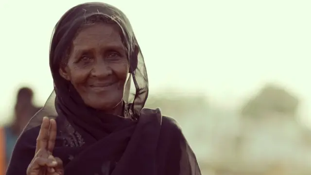 متظاهرة مسنة