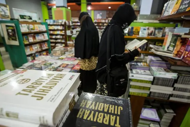 Ilustrasi warga yang mencari referensi bacaan radikal