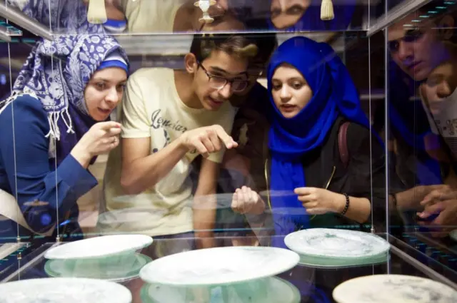 نوادرات کو دیکھتے اور دیکھاتے عراقی بچے بچیاں