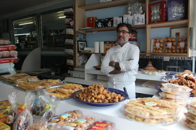 Hakim habite depuis 30 ans à Londres. Il est originaire d'Alger et soutient corps et âme l'équipe algérienne. Pour lui, ''ce sont les 45 millions d'Algériens qui sont en train de jouer en Égypte.'' Au-delà de la victoire, il pense que cela serait aussi ''une façon de dessiner un petit sourire sur tous les visages Algériens.''