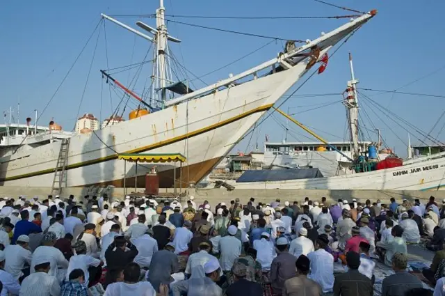 Ulama berceramah di hadapan jemaahnya