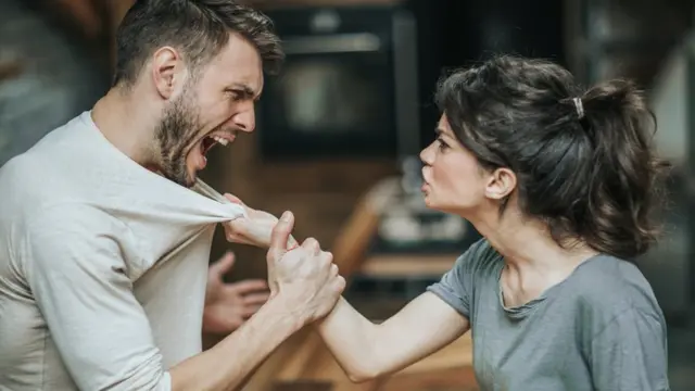 ஊரடங்கு உத்தரவு : தம்பதிகளுக்குள் அதிகரிக்கும் விவாகரத்து வழக்குகள்