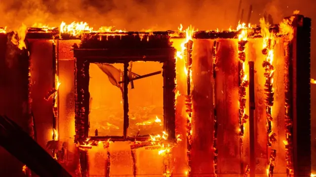 Лісова пожежа у Каліфорнії