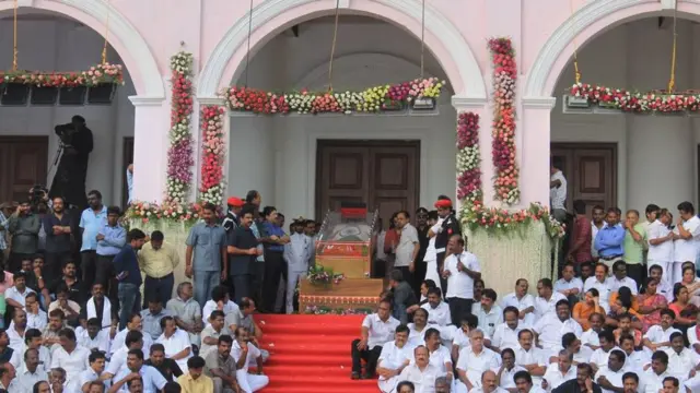 கருணாநிதி உடலுக்கு முதலமைச்சர் எடப்பாடி பழனிசாமி அஞ்சலி