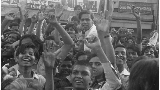 1975માં ખાડીયા બેઠકથી વિધાનસભાની ચૂંટણી જીત્યા બાદ સ્વર્ગીય અશોક ભટ્ટ.