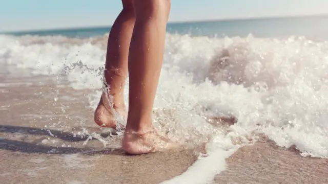 طفل يلعب في مياه البحر