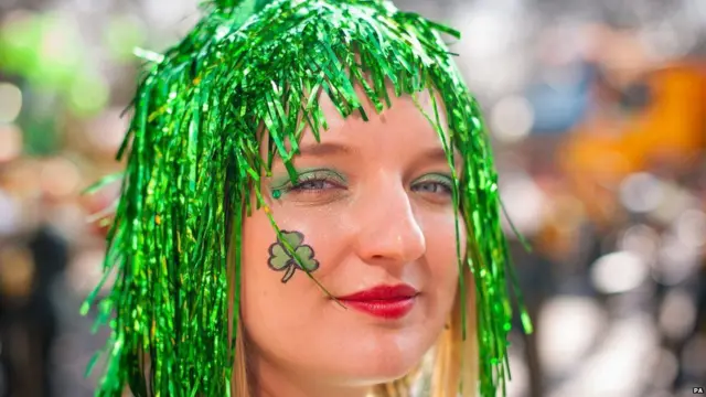 Символ праздника, трилистник, в этот день повсюду: на одежде и на теле