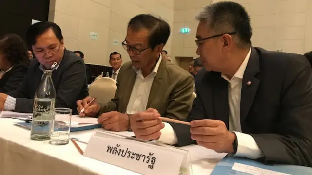 นายวิเชียร ชวลิต (คนกลาง) อดีตปลัดกระทรวงมหาดไทย มาร่วมประชุมในนามพรรคพลังประชารัฐ ที่จะจัดประชุมใหญ่ 29 ก.ย. นี้