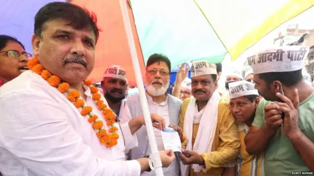 संजय सिंह लखनऊ के मशहूर अमीनाबाद इलाक़े से सदस्यता अभियान की शुरूआत करते हुए