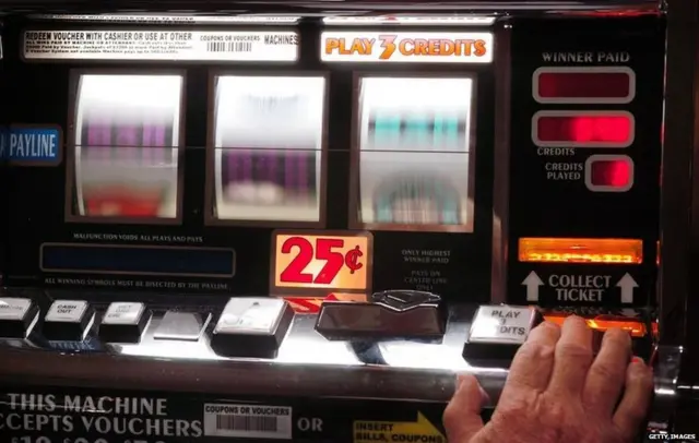 एक खटका दाबल्यावर त्यातल्या स्लॉट्समधले चित्रं फिरू लागतात आणि जर त्यांच्यात काही साम्य असलं की तितके गुण आणि पर्यायाने पैसे मिळतात.