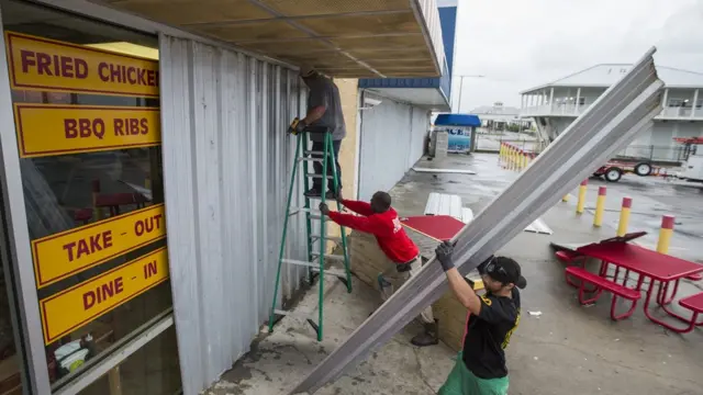 वादळापुर्वीची तयारी करताना नागरिक