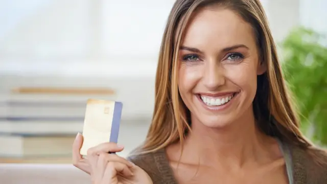 Mujer con tarjeta de crédito