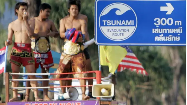 ป้ายบอกเส้นทางหนีคลื่นยักษ์ที่หาดป่าตอง จ.ภูเก็ต
