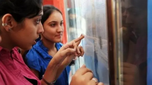 தேர்வு முடிவுகளைத் தேடும் மாணவிகள்