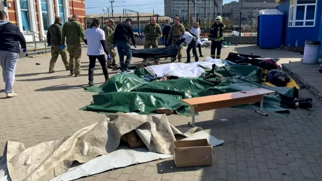 Тела убитых рядом со зданием вокзала