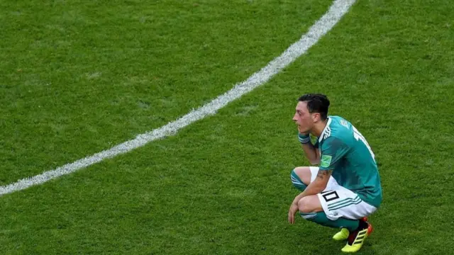 매수트 외질을 포함한 몇 터키계 국가대표 선수들이 터키의 에르도안 대통령을 만나 찍은 사진이 유출된 이후 비난에 시달리자 인종차별 논란이 일었다