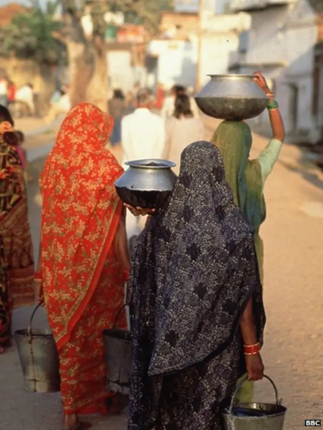 पाणी भरून नेतांना महिला