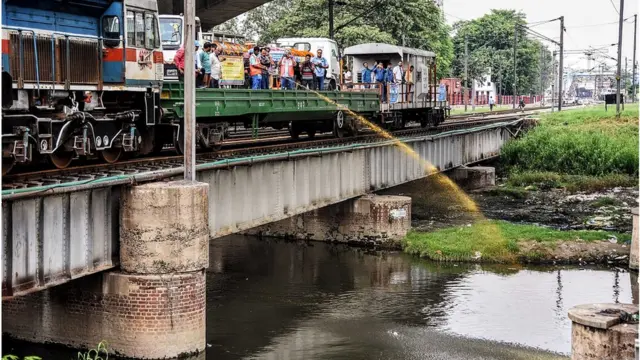 डासांचा प्रादुर्भाव कमी करण्यासाठी दिल्लीत कीटकनाशकांची फवारणी करताना
