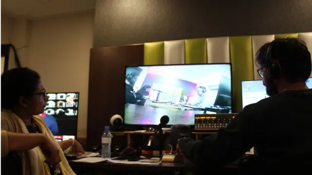 নির্বাচন ২০১৮: ঢাকায় অস্থায়ী স্টুডিও থেকে অনুষ্ঠান পরিচালনা করছেন প্রযোজক ফারহানা পারভিন আর স্টুডিও ম্যানেজার অমিত হালদার।