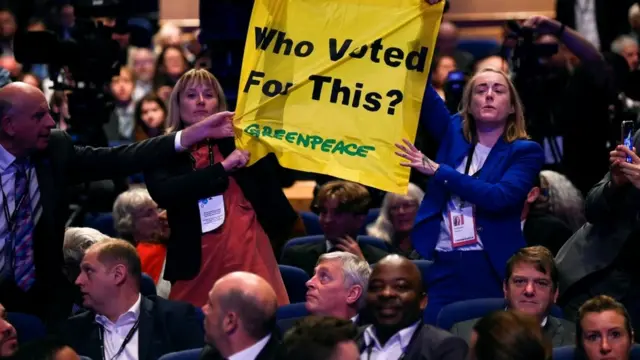 Протест на съезде тори: "Кто за это голосовал?"