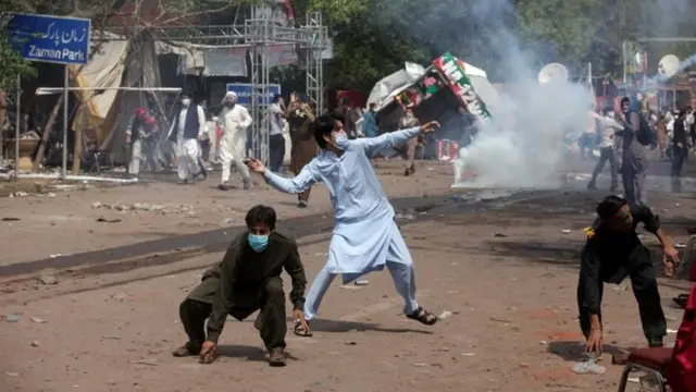 Сторонники Имрана Хана забрасывали полицию камнями, в ответ та применяла слезоточивый газ и водометы