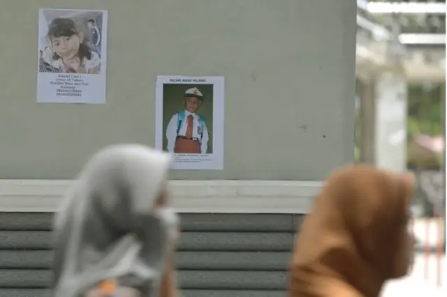 Bazı aileler kayıplarını bulabilmek için sokaklara ilan asıyor